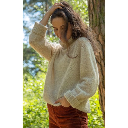 Sweter oversize z golfem z wełny alpaki beżowy F1750, Kolor beżowy, Rozmiar L/XL, Fobya ze sklepu Primodo w kategorii Swetry damskie - zdjęcie 165779729