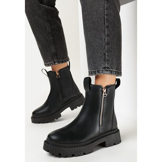 Czarne Botki z Ozdobnym Paskiem z Nadrukiem Judrey 39 wyprzedaż born2be.pl