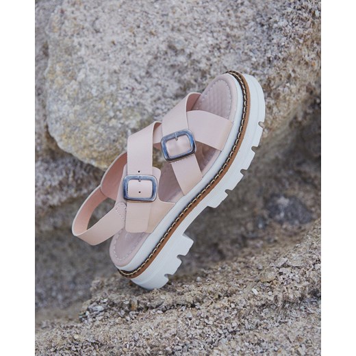 Estro: Jasnoróżowe sandały damskie na elastycznej platformie z przeplatanymi paskami ze sklepu Estro w kategorii Sandały damskie - zdjęcie 166006019