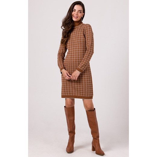 Sukienka BeWear brązowa z długimi rękawami elegancka mini z golfem