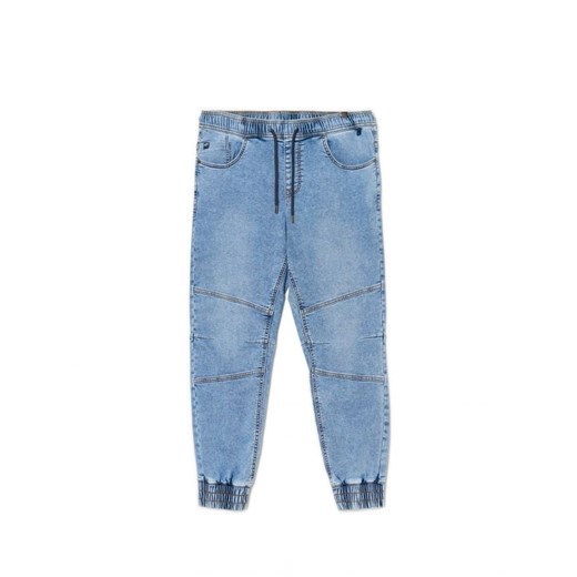 Cropp - Niebieskie joggery z miękkiego jeansu - niebieski ze sklepu Cropp w kategorii Jeansy męskie - zdjęcie 166059015