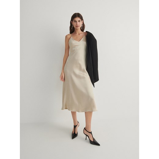 Reserved - Satynowa sukienka midi - beżowy ze sklepu Reserved w kategorii Sukienki - zdjęcie 166073156