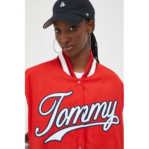 Tommy Jeans kurtka bomber damski kolor czerwony przejściowa Tommy Jeans L ANSWEAR.com