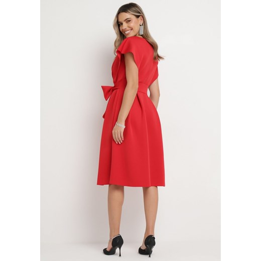 Czerwona Rozkloszowana Sukienka Midi z Trójkątnym Dekoltem i Paskiem w Talii S wyprzedaż Born2be Odzież