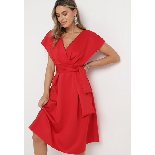 Czerwona Rozkloszowana Sukienka Midi z Trójkątnym Dekoltem i Paskiem w Talii S promocja Born2be Odzież