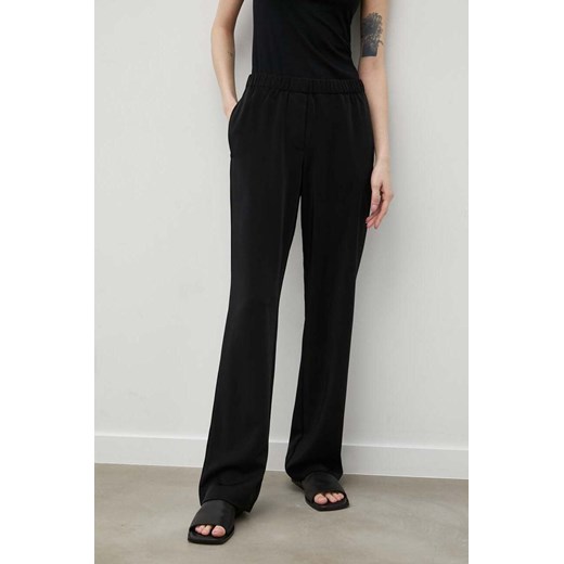 Samsoe Samsoe spodnie Hoys damskie kolor czarny proste high waist F16304674 ze sklepu PRM w kategorii Spodnie damskie - zdjęcie 166194097
