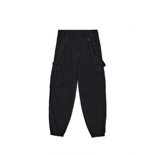 Cropp - Czarne joggery cargo - czarny ze sklepu Cropp w kategorii Spodnie chłopięce - zdjęcie 166212818