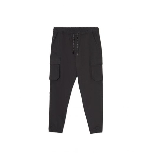Cropp - Czarne joggery z kieszeniami cargo - czarny ze sklepu Cropp w kategorii Spodnie męskie - zdjęcie 166212837