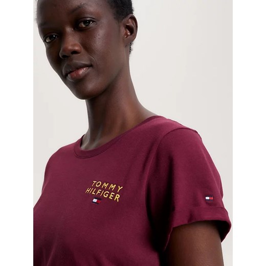 T-shirt damski z logo Tommy Hilfiger burgundowy UW0UW04914 ze sklepu piubiu_pl w kategorii Bluzki damskie - zdjęcie 166230999