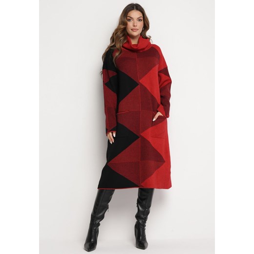Czerwona Sweterkowa Sukienka Midi o Luźnym Kroju z Golfem i Geometrycznym Wzorem Diverna ze sklepu Born2be Odzież w kategorii Sukienki - zdjęcie 166258936
