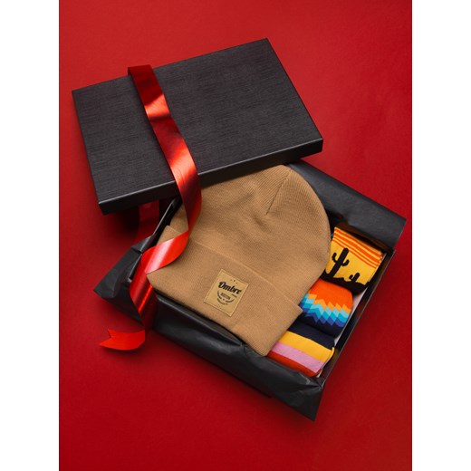 Zestaw prezentowy dla niego - piaskowa czapka zimowa + 3-pak kolorowych skarpet we wzory Z65 ze sklepu ombre w kategorii Czapki zimowe damskie - zdjęcie 166259748