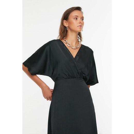 Sukienka Trendyol z krótkimi rękawami czarna z dekoltem w serek 