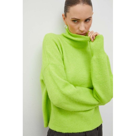 Samsoe Samsoe sweter wełniany NOLA kolor zielony z półgolfem F18322002 ze sklepu PRM w kategorii Swetry damskie - zdjęcie 166327557