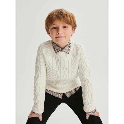Reserved - Sweter o warkoczowym splocie - złamana biel ze sklepu Reserved w kategorii Swetry chłopięce - zdjęcie 166383746
