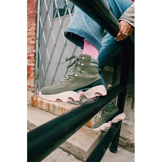 Sorel buty KINETIC IMPACT CONQUEST kolor zielony na płaskim obcasie lekko Sorel 38 promocyjna cena ANSWEAR.com