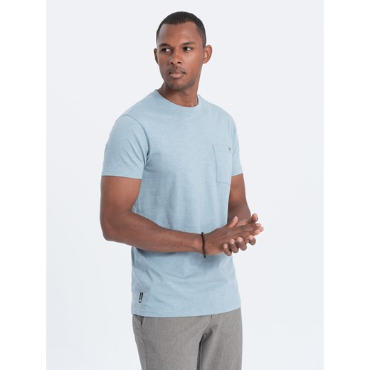 Dzianinowy T-shirt męski z naszytą kieszonką - błękitny V4 S1621 ze sklepu ombre w kategorii T-shirty męskie - zdjęcie 166472436