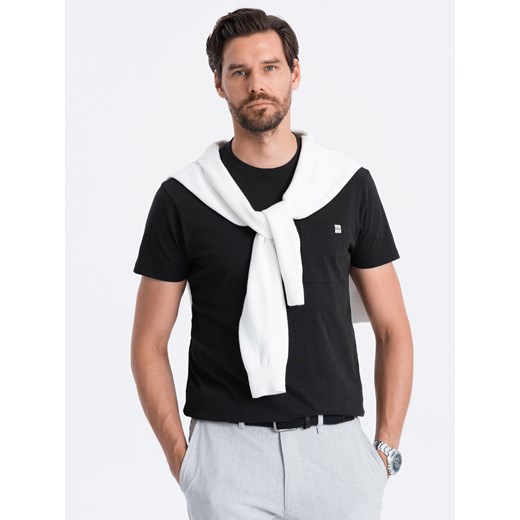 Dzianinowy T-shirt męski z naszytą kieszonką - czarny V5 S1621 ze sklepu ombre w kategorii T-shirty męskie - zdjęcie 166472448