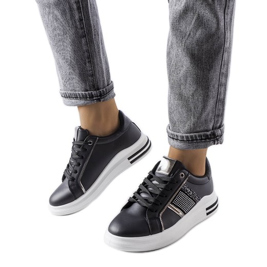 Czarne sneakersy zdobione cyrkoniami Xarles ze sklepu ButyModne.pl w kategorii Trampki damskie - zdjęcie 166494755