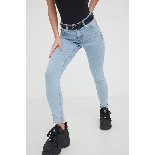 Tommy Jeans jeansy damskie kolor niebieski DW0DW17136 ze sklepu ANSWEAR.com w kategorii Jeansy damskie - zdjęcie 166504655