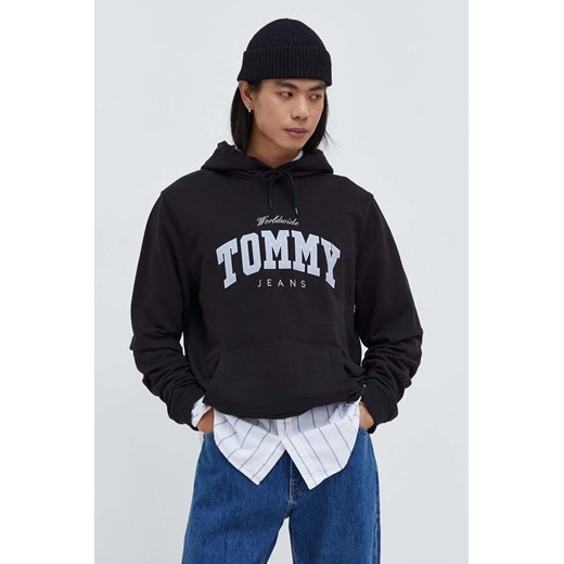 Tommy Jeans bluza bawełniana męska kolor czarny z kapturem z aplikacją DM0DM18401 ze sklepu ANSWEAR.com w kategorii Bluzy męskie - zdjęcie 166528337