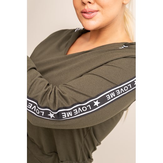 sukienka-w-oski-z-d-ugimi-r-kawami-casual-z-dekoltem-w-serek-z-dresu