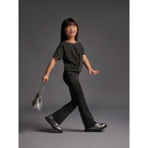 Reserved - Błyszczące spodnie flare - czarny ze sklepu Reserved w kategorii Spodnie dziewczęce - zdjęcie 166684219