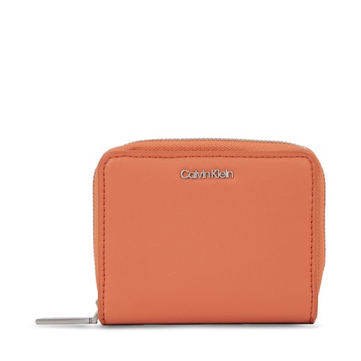 Portfel damski Calvin Klein Ck Must Wallet W/Flap Md K60K607432 Brązowy ze sklepu eobuwie.pl w kategorii Portfele damskie - zdjęcie 166771817