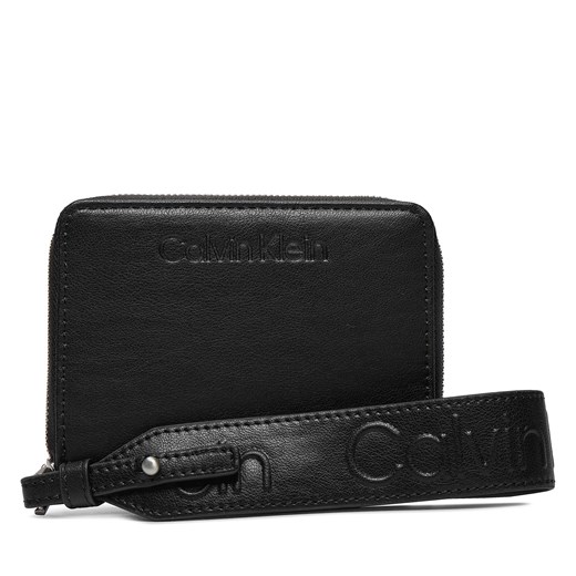 Duży Portfel Damski Calvin Klein Gracie Wallet W/Strap Md K60K611387 Ck Black BEH ze sklepu eobuwie.pl w kategorii Portfele damskie - zdjęcie 166796897