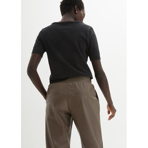 Spodnie 7/8 ze sztucznej skóry ze szczypanką 50 bonprix