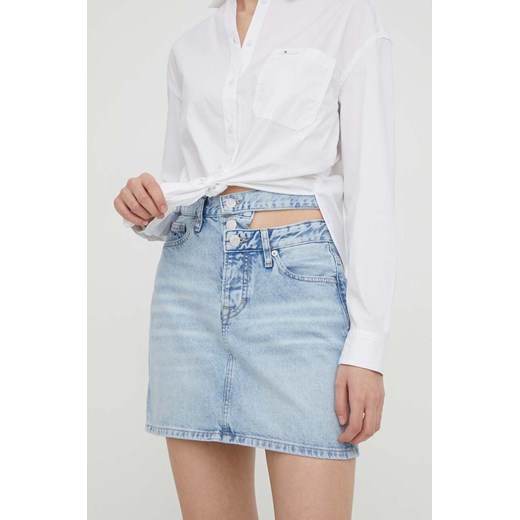 Tommy Jeans spódnica jeansowa kolor niebieski mini ołówkowa DW0DW17217 ze sklepu ANSWEAR.com w kategorii Spódnice - zdjęcie 166929198