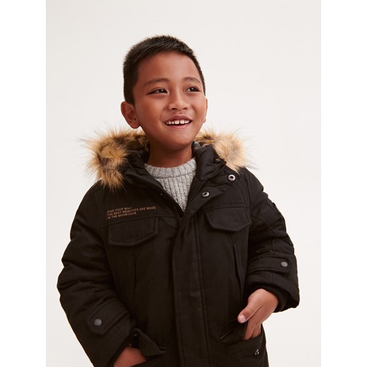 Reserved - Ocieplany płaszcz z kapturem - czarny ze sklepu Reserved w kategorii Kurtki chłopięce - zdjęcie 166987738