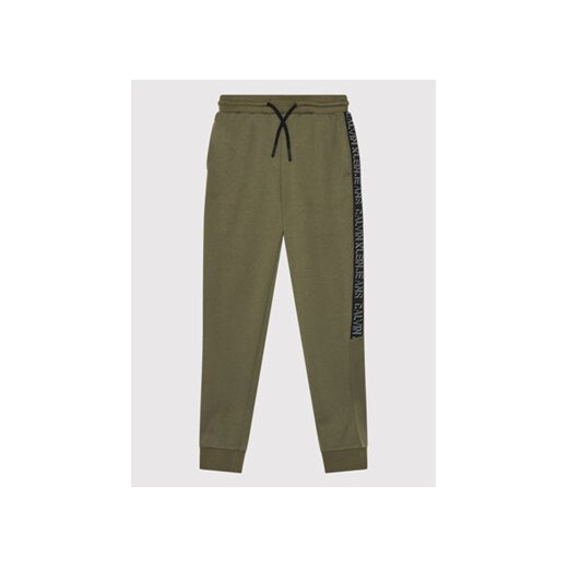 Calvin Klein Jeans Spodnie dresowe Shadow Logo IB0IB01010 Zielony Regular Fit 8Y okazyjna cena MODIVO