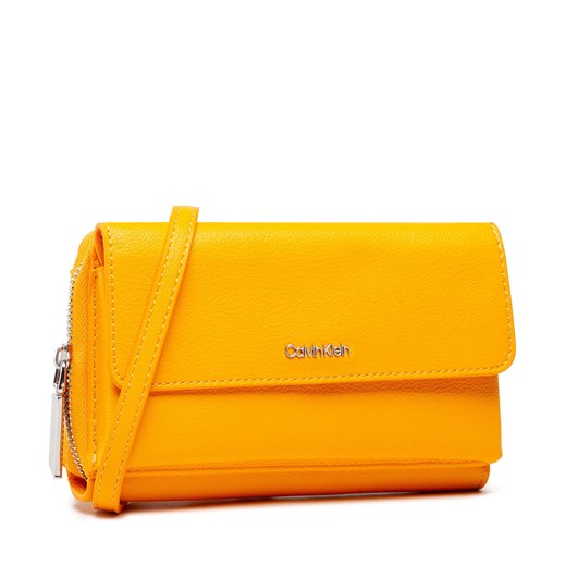 Torebka Calvin Klein Ck Must Mini Bag K60K609131 Orange Flash SCD Calvin Klein one size promocja eobuwie.pl