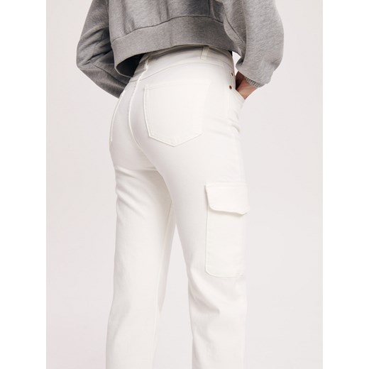 Reserved - Jeansy straight z kieszenią - biały ze sklepu Reserved w kategorii Jeansy damskie - zdjęcie 167396865