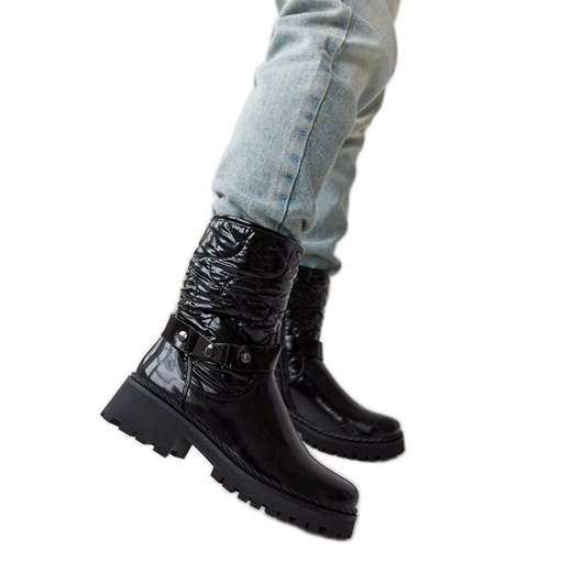 Czarne lakierowane buty z ozdobnym paskiem Lido ze sklepu ButyModne.pl w kategorii Workery damskie - zdjęcie 167409828