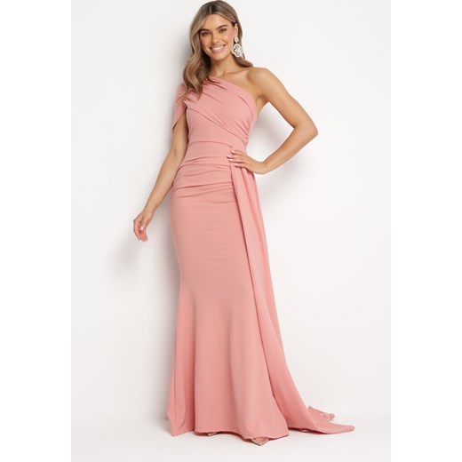 Różowa Dopasowana Sukienka Maxi z Ozdobnym Trenem Iralia ze sklepu Born2be Odzież w kategorii Sukienki - zdjęcie 167421588