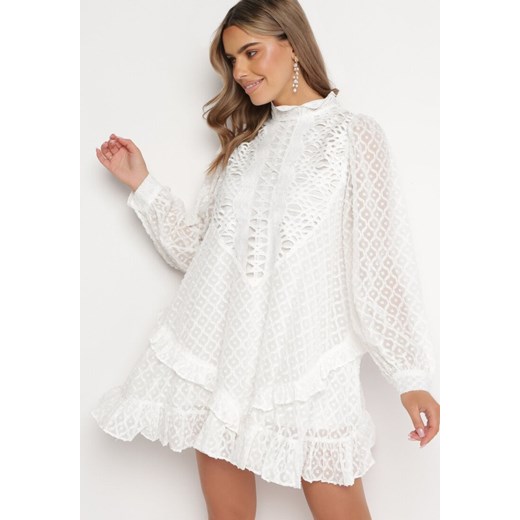 Biała Trapezowa Sukienka Mini z Ażurowym Wzorem i Falbankami Virenia ze sklepu Born2be Odzież w kategorii Sukienki - zdjęcie 167421658