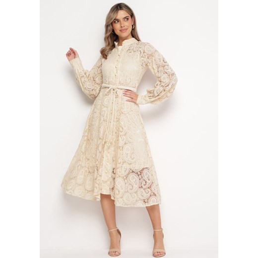 Jasnobeżowa Koronkowa Sukienka Midi z Wiązanym Paskiem Azraella ze sklepu Born2be Odzież w kategorii Sukienki - zdjęcie 167448697