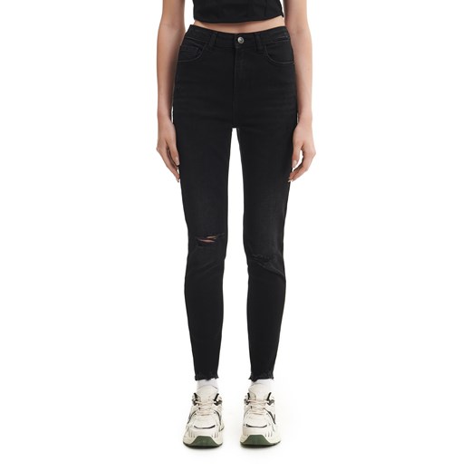 Cropp - Czarne jeansy skinny z postrzępieniem - czarny Cropp 36 Cropp
