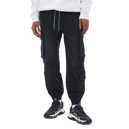 Cropp - Czarne jeansowe joggery z kieszeniami cargo - czarny Cropp 28/30 Cropp