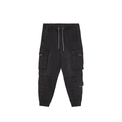 Cropp - Czarne jeansowe joggery z kieszeniami cargo - czarny Cropp 28/32 Cropp