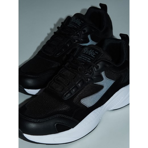 Cropp - Czarne sneakersy z efektem odblaskowym - czarny Cropp 42 promocja Cropp