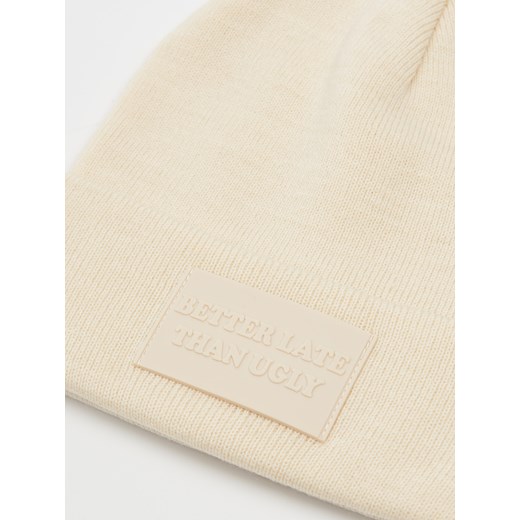 Cropp - Beżowa czapka beanie z napisem - beżowy Cropp Uniwersalny okazja Cropp