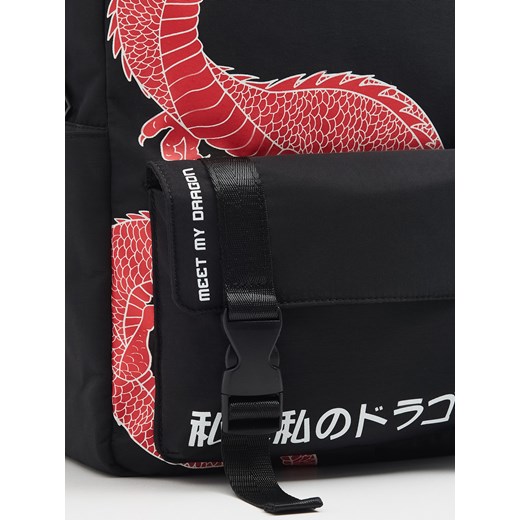 Cropp - Plecak z czerwonym smokiem - czarny Cropp Uniwersalny wyprzedaż Cropp