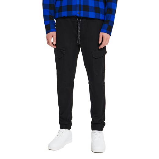 Cropp - Czarne joggery z kieszeniami cargo - czarny Cropp 36 Cropp