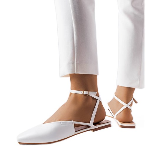 Białe sandały z zakrytym noskiem ze sklepu ButyModne.pl w kategorii Balerinki - zdjęcie 167572258