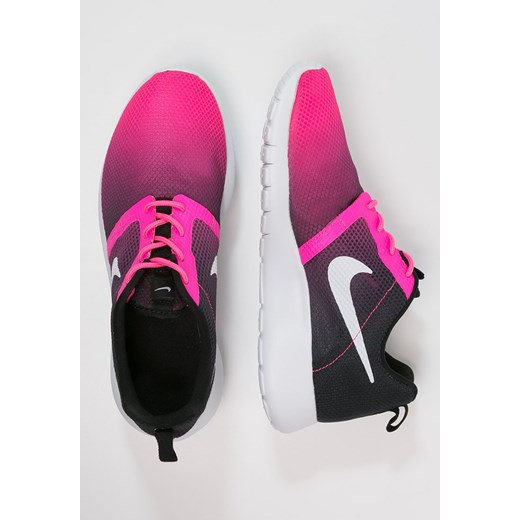Nike Sportswear ROSHERUN FLIGHT WEIGHT Tenisówki i Trampki pink pow/white/black zalando rozowy sportowy
