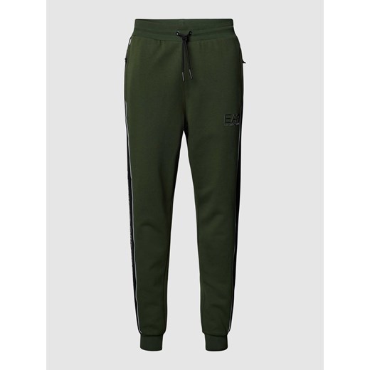 Spodnie dresowe z detalem z logo i paskami w kontrastowym kolorze ze sklepu Peek&Cloppenburg  w kategorii Spodnie męskie - zdjęcie 167706598