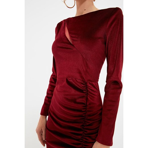 Sukienka Trendyol midi czerwona z długim rękawem elegancka