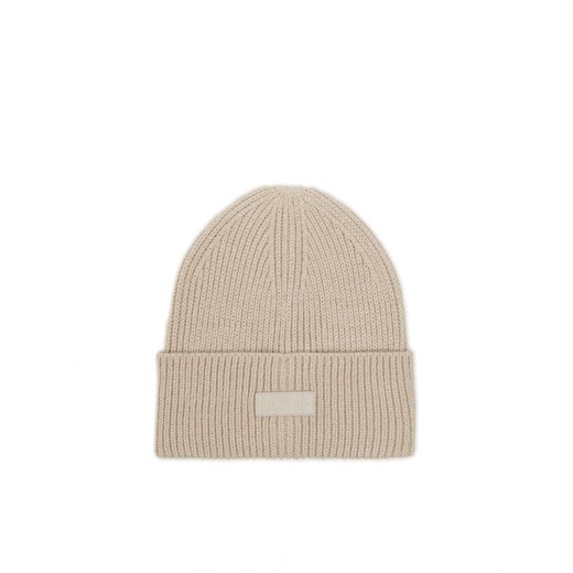 Cropp - Kremowa czapka beanie z naszywką - kremowy Cropp Uniwersalny Cropp